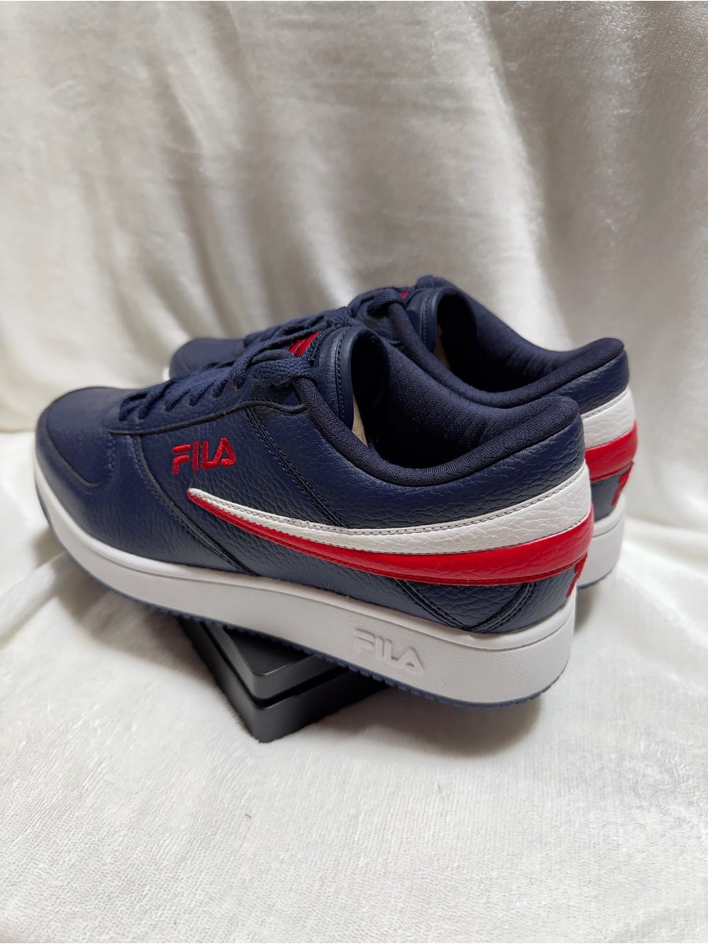 Fila Men's Navy and Red Low-Top Sneakers - Picture 3 of 6